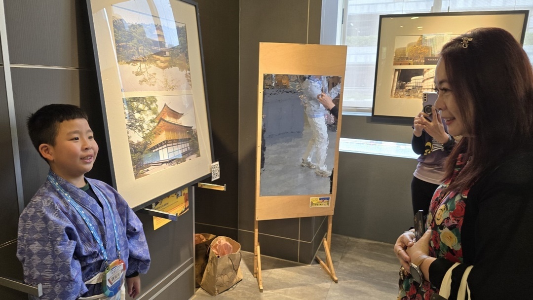 藝境重生、美感營造-學生於藝想空間藝廊中進行畫展導覽